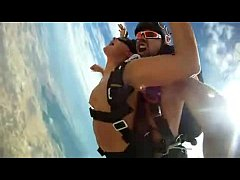 คลิปโป๊ฝรั่ง แนวแปลก แหวกแนว ฉากเสี่ยงตายคู่รักกระโดดร่มบนเครื่องบินแก้ผ้าเย็ดกันกลางอากาศ คลิป18+ ผัวเมียเย็ดกัน หนังโป๊แหวก