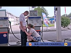 เดี๋ยวนี้ปั้มน้ำมัน มีบริการให้เย็ดหีด้วยหรอ อยากไปเติมเต็มถังแล้วจับเย็ดสดๆสัก2น้ำ นอกสถานที่ ยืนเย็ด หีวัยรุ่น