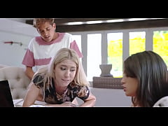 ดูพอนวัยรุ่นฝรั่งฟรี เอาที่สบายใจ เย็ดโชว์เพือนสาว กำลังอ่านหนังสือได้ยินเสียงคราง หันไปดู ตูดสวย ท่าหมา ยืนเย็ด