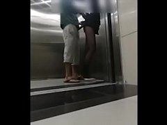 คลิปหลุด ผู้บริการแอบเย็ดหีพนักงานสาวในลีฟ ยืนซอยท่าหมาโดนมือดีแอบถ่ายจนเป็นข่าวเย็ดสาวที่ คลิปหลุดทางบ้าน คลิปหลุดล่าสุด ดูค