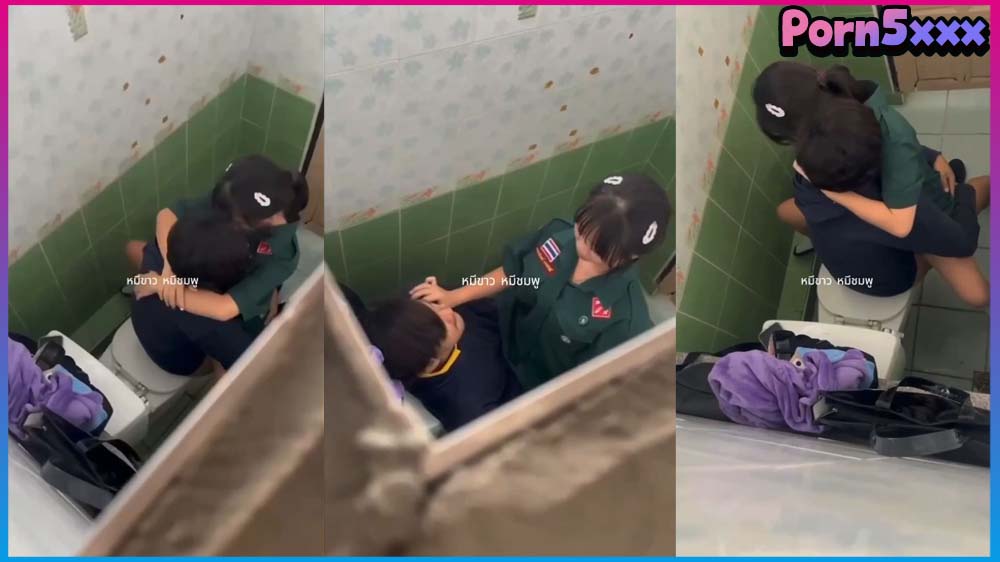 ใจกล้ากันจริงๆ คลิปหลุดนักเรียน เอากันในโรงเรียน โดนมือดีแอบถ่ายคาห้องน้ำ กำลังขึ้นขย่มบนโ คลิปหลุดทางบ้าน คลิปหลุดไทย นักเรี