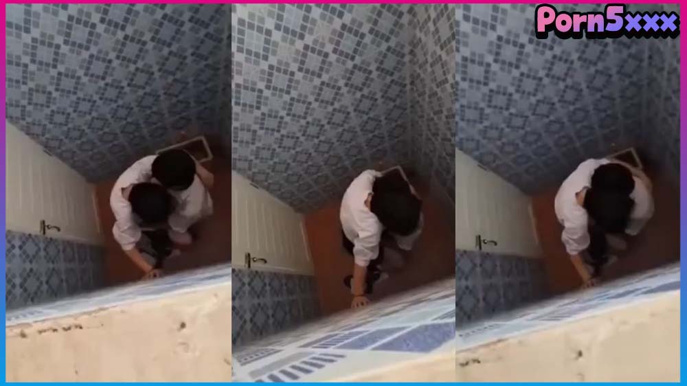 แอบถ่ายเพือนเย็ดหีสาวรุ่นน้อง ม5 ในห้องน้ำโรงเรียน เย็ดกันเบานะ แม่งปีนดู กำลังซอยคาชุดคอซ คลิปหลุดนักเรียน คลิปหลุดแอบถ่าย ค