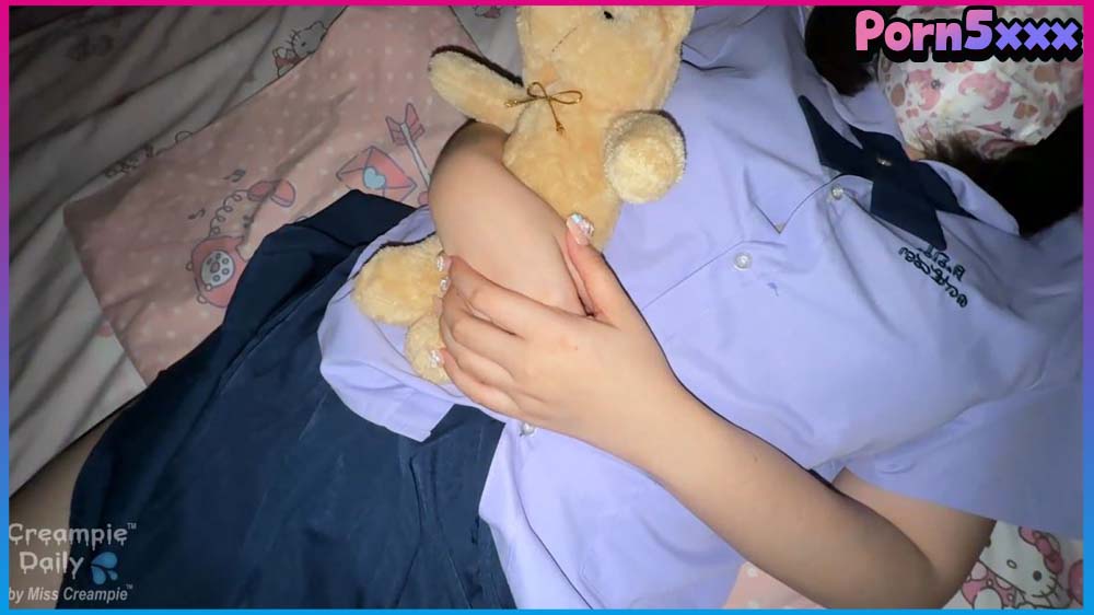 นอนกอดตุ๊กตาแล้วน่ารักสุดๆ สาววัยใสจับแตกในมันฟินโคตรๆ คลิปหลุดนักเรียนไทย โดนแฟนจับซอยเสี คลิปหลุดนักเรียน คาชุดนักเรียน นัก